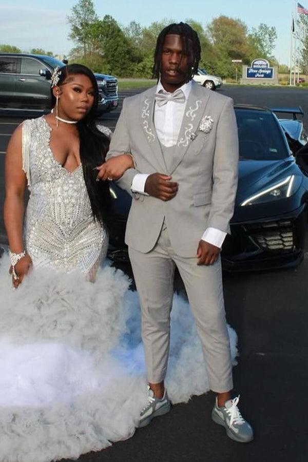 Chic Gray Sequins Peaked Lapel 3 Pieces Prom Suits