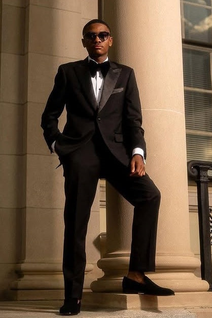 Chic Black Close Fitting Men Suits With Satin Peaked Lapel