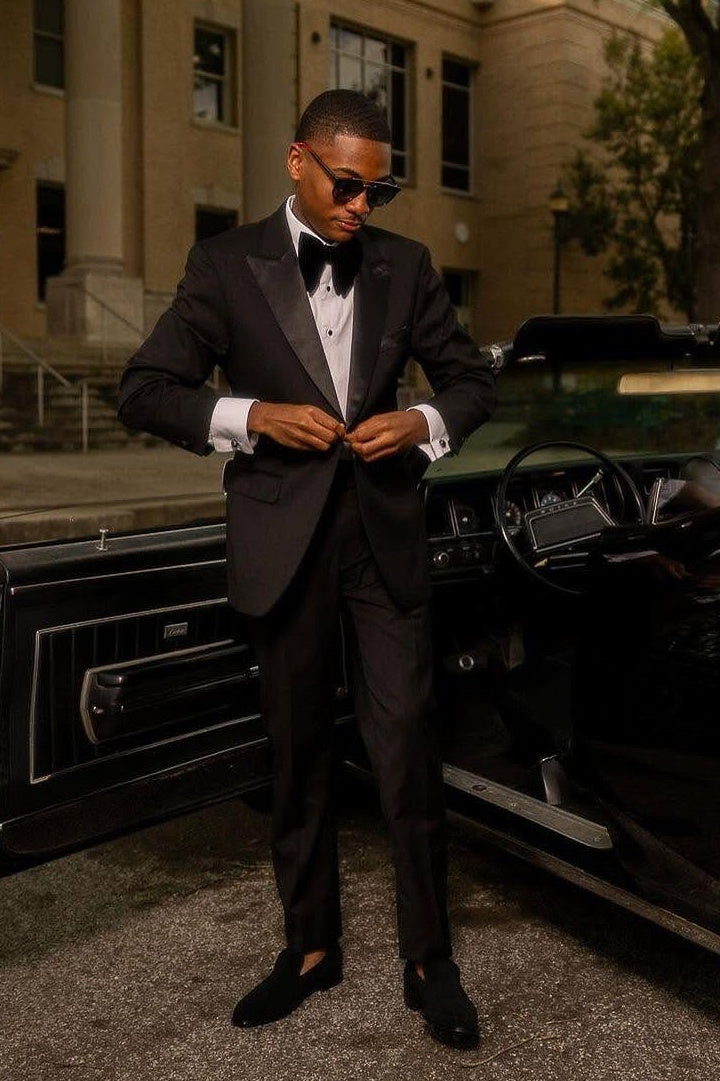 Chic Black Close Fitting Men Suits With Satin Peaked Lapel