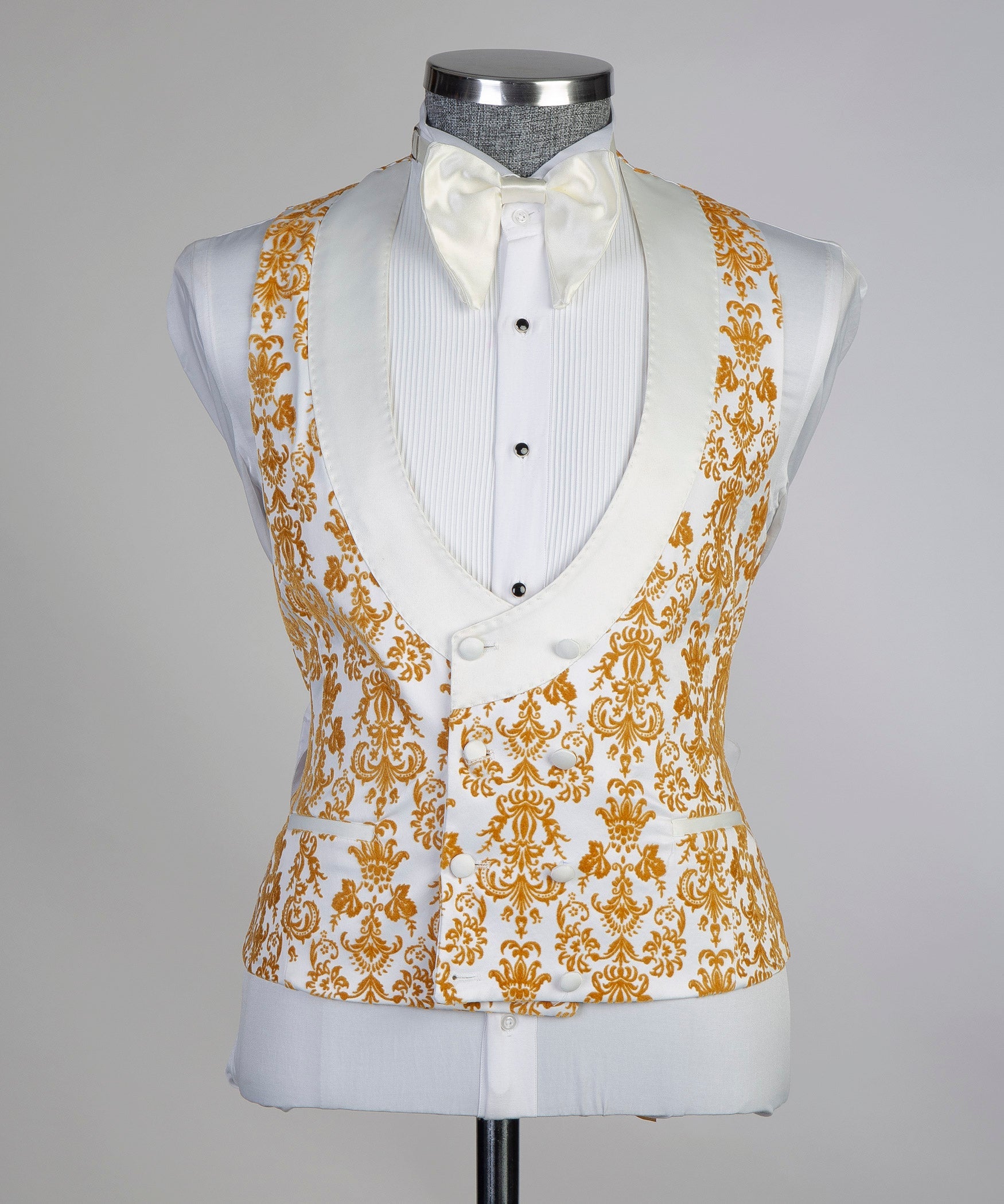 Chic White Peaked Lapel Jacquard Prom Suits With Waistcoat