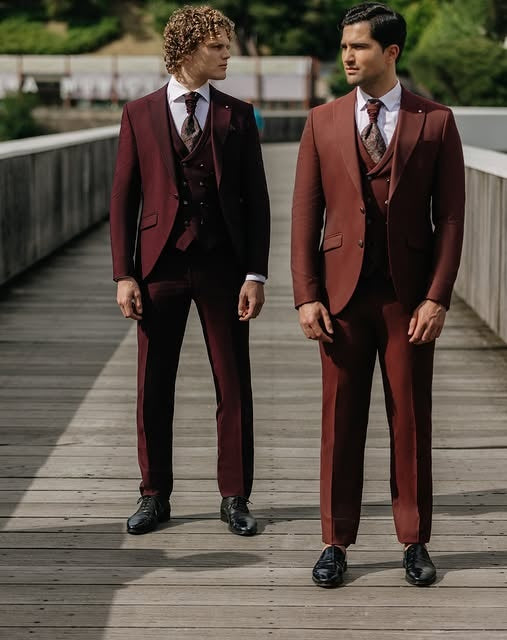 Handsome Burgundy Peaked Lapel 3 Pieces Wedding Groomsmen Suits
