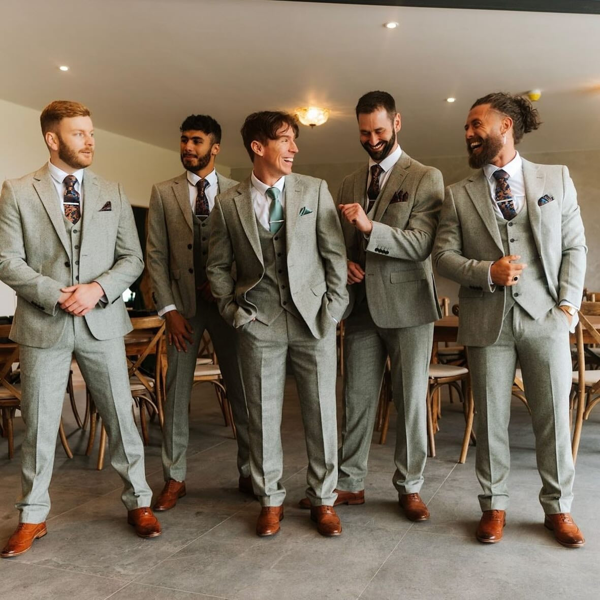 Modern Gray Notched Lapel Wedding Groomsmen Suits With Waistcoat