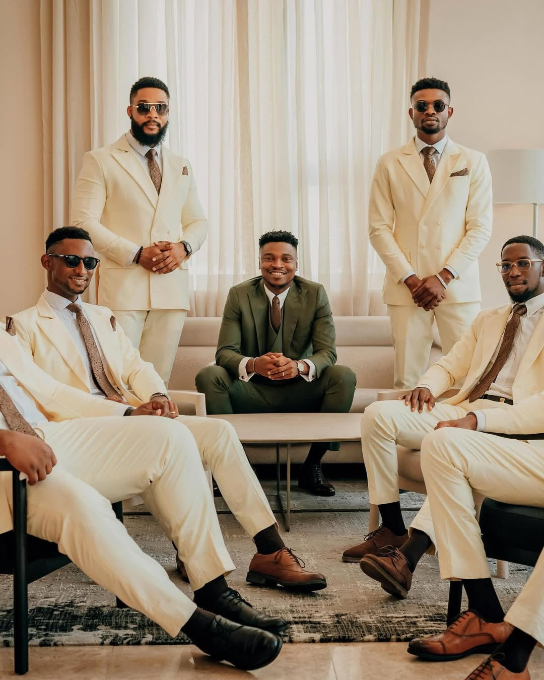 Handsome Beige Peaked Lapel Double Breasted Wedding Groomsmen Suits