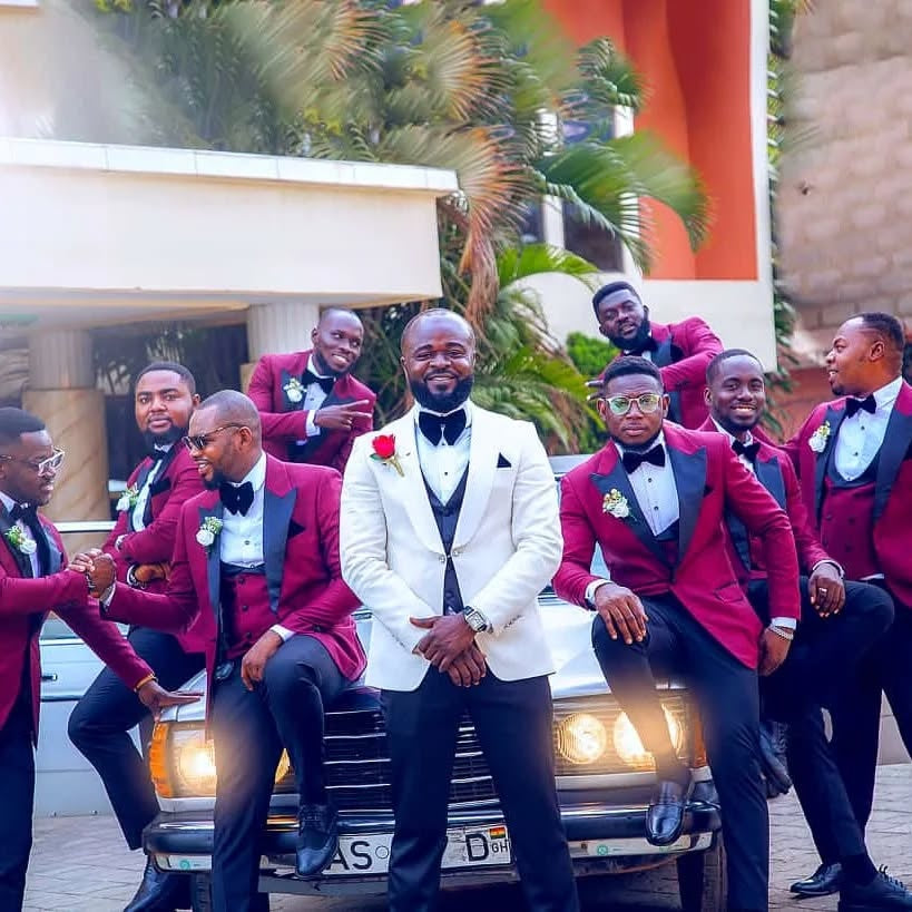 Glamorous Red Peaked Lapel 3 Pieces Wedding Groomsmen Suits