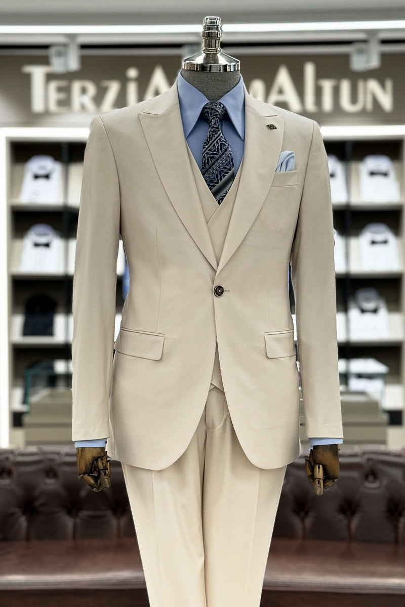New Arrival Off-White Peaked Lapel Business Suits With Waistcoat