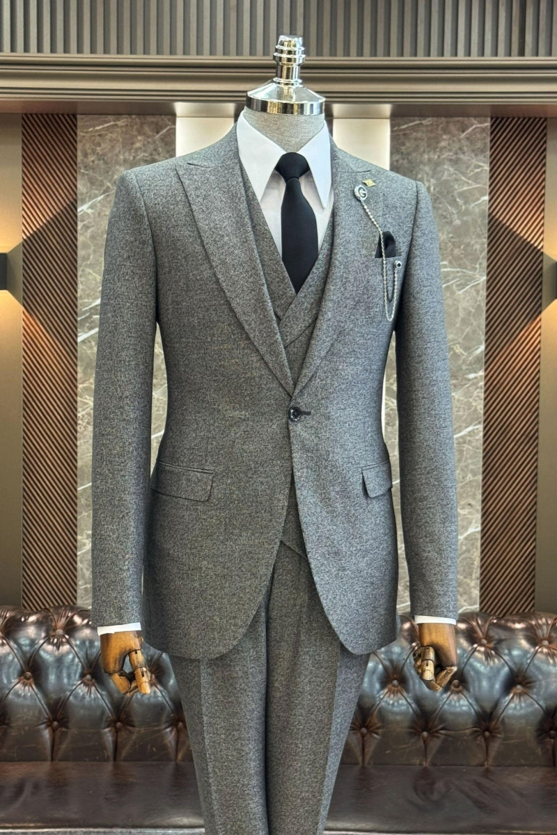 Close Fitting Gray 3 Pieces Peaked Lapel Business Suits With Vest