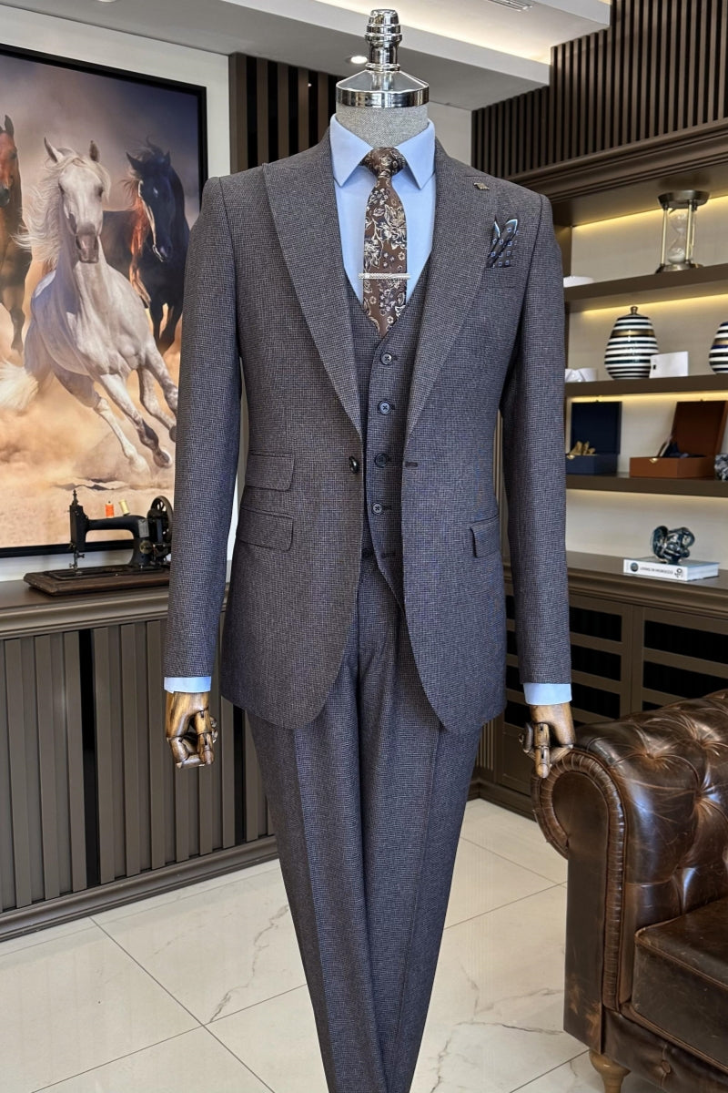 Chic Khaki Peaked Lapel 3 Pieces Formal Suits With Waistcoat