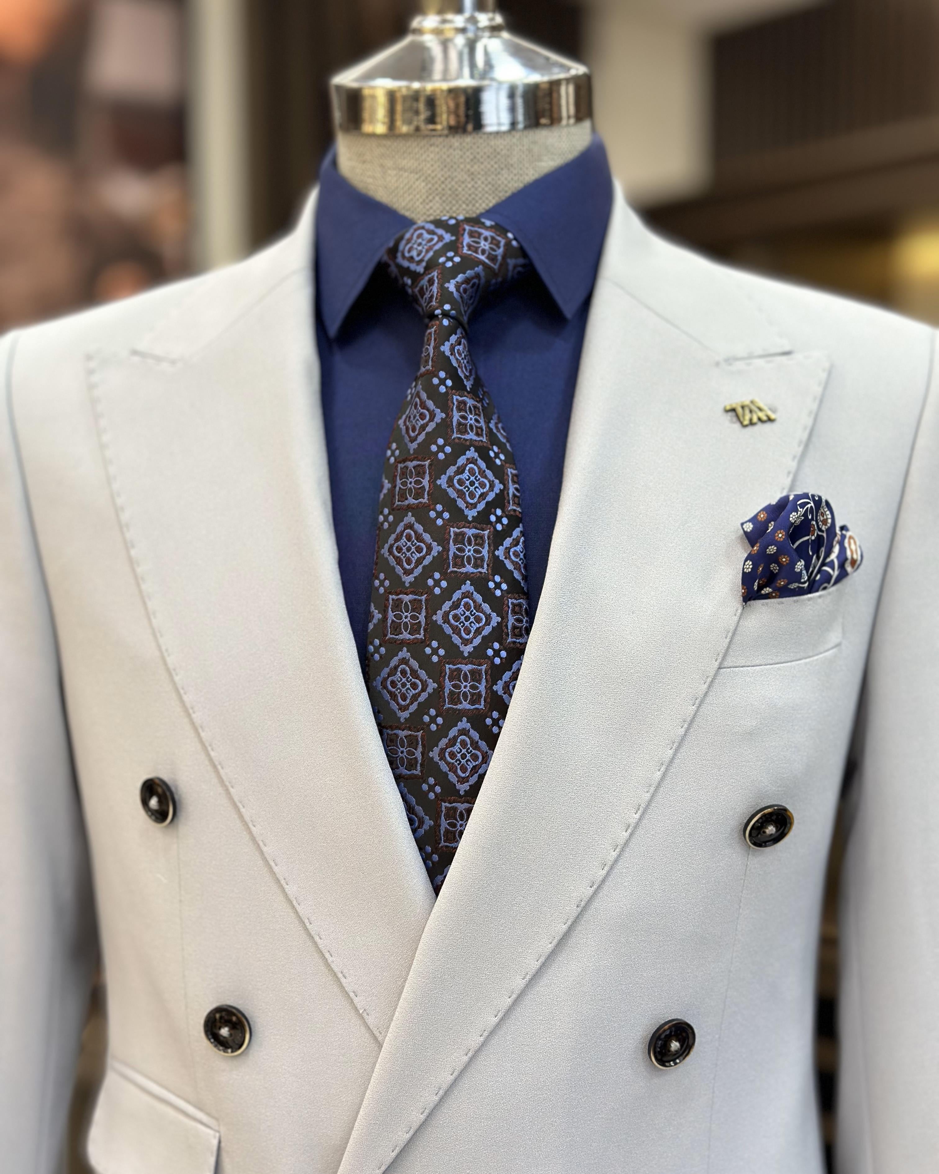 Close Fitting Light Gray Double Breasted Peaked Lapel Business Men Suits