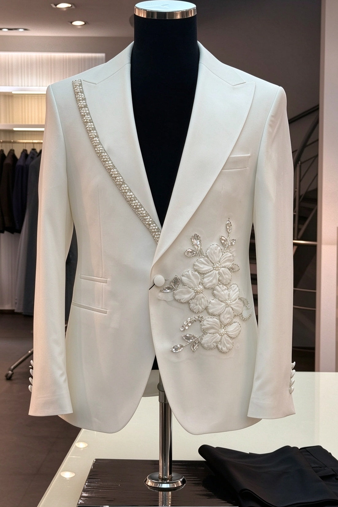 Bespoke White Peaked Lapel Appliques Prom Men Suits