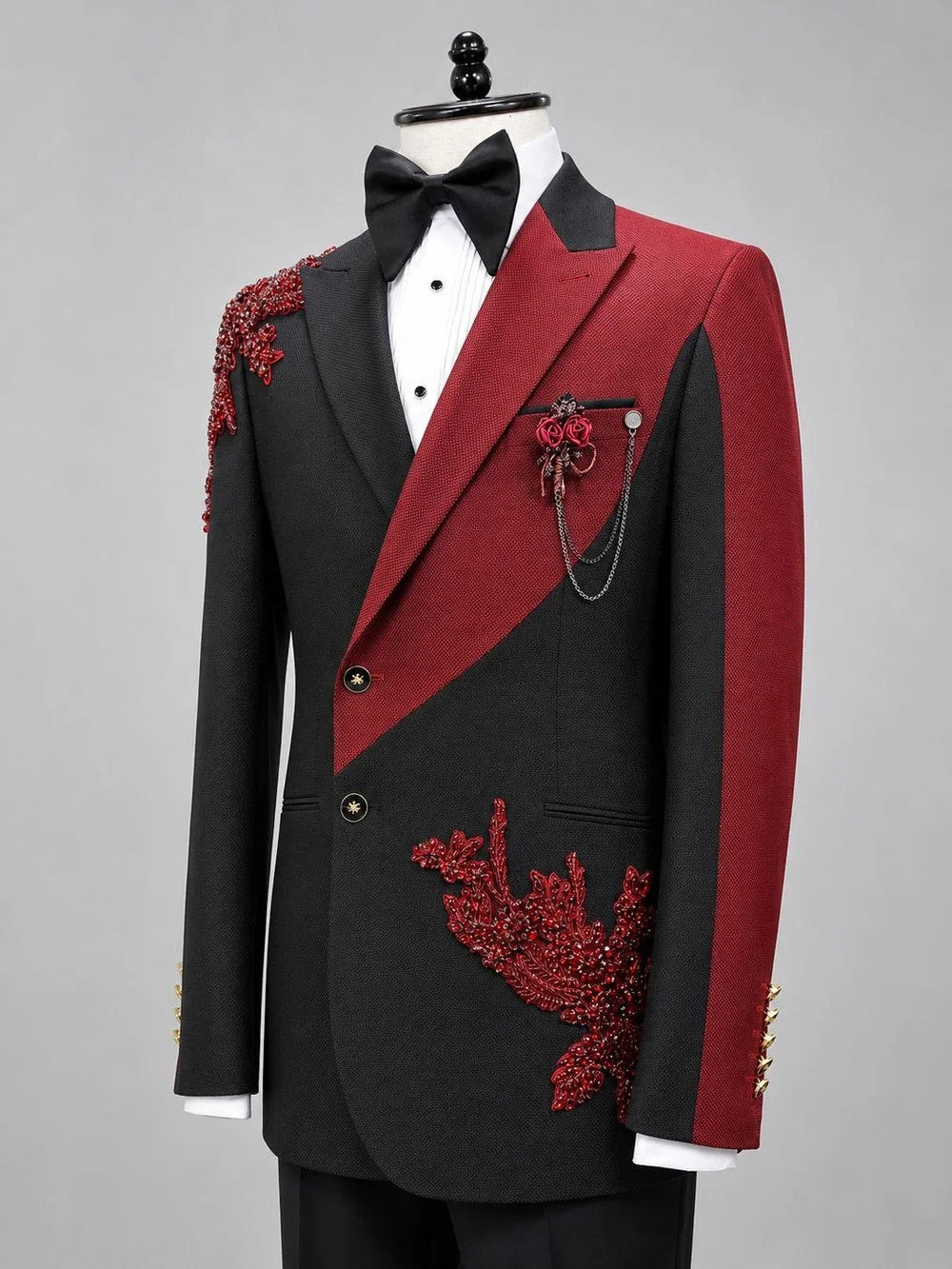 Black And Dark Red Peaked Lapel Appliques Prom Suits