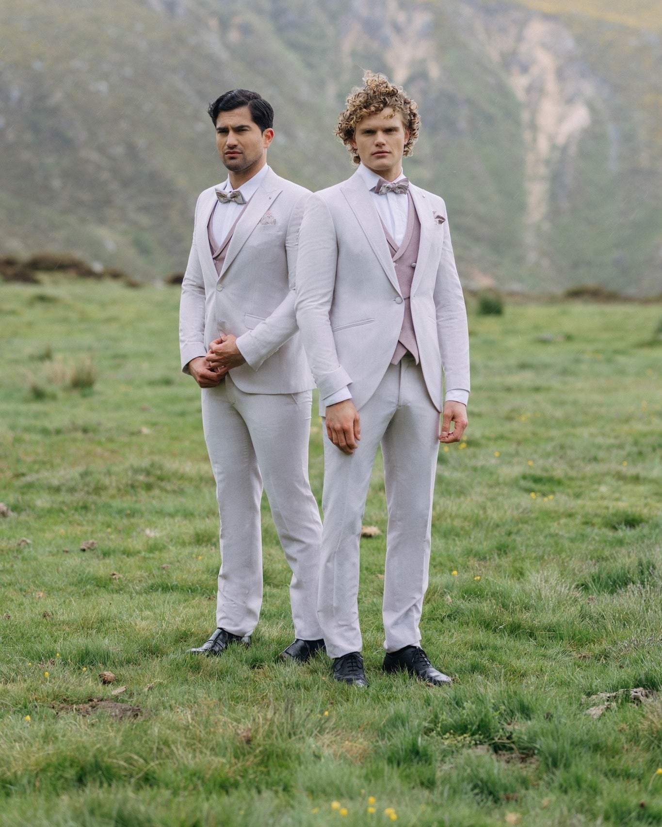 Fashion Light Gray Peaked Lapel Wedding Groomsmen Suits With Pink Waistcoat