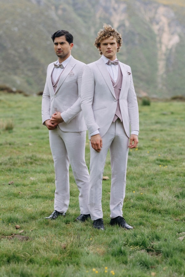 Fashion Light Gray Peaked Lapel Wedding Groomsmen Suits With Pink Waistcoat