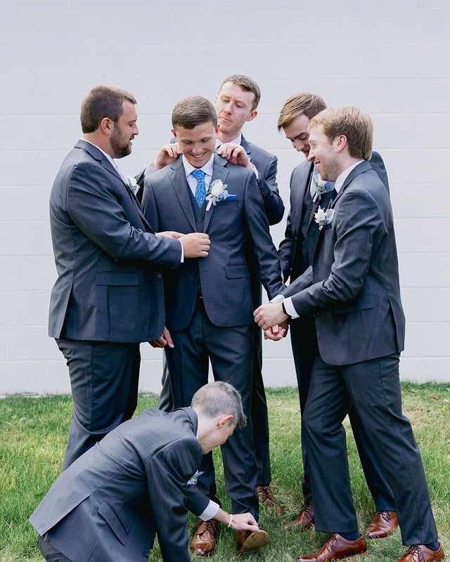 Trendy Dark Gray Notched Lapel Wedding Groomsmen Suits