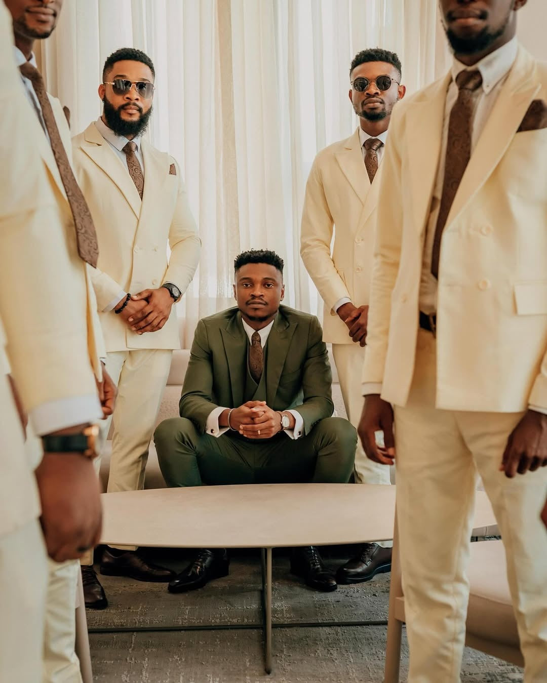 Handsome Beige Peaked Lapel Double Breasted Wedding Groomsmen Suits