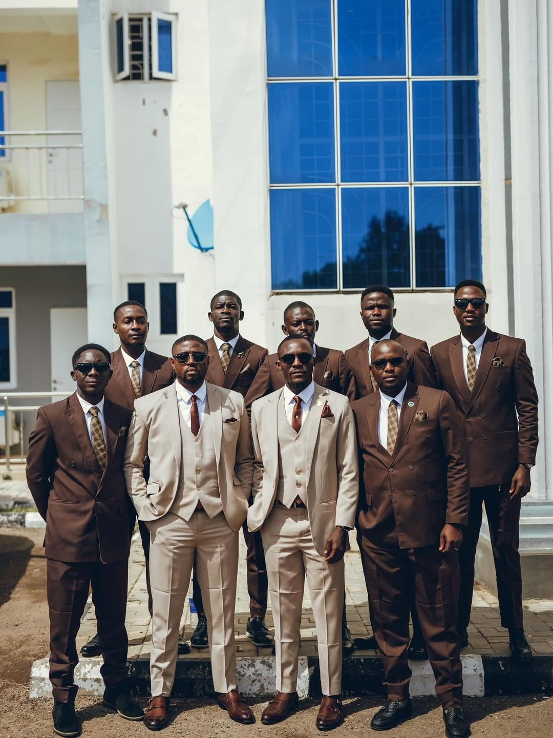 Trendy Brown Peaked Lapel Double Breasted Wedding Groomsmen Suits