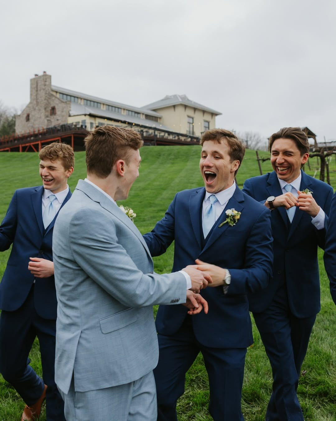 New Arrival Dark Navy Notched Lapel Wedding Groomsmen Suits