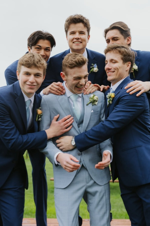 New Arrival Dark Navy Notched Lapel Wedding Groomsmen Suits