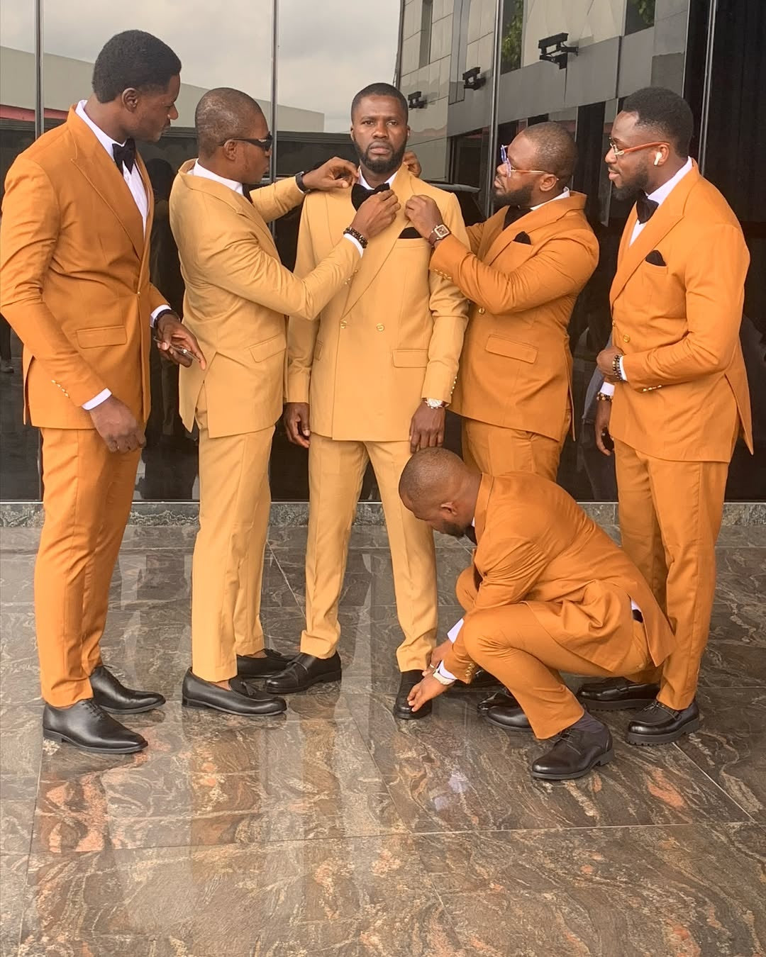 Stylish Yellow Peaked Lapel Double Breasted Wedding Groomsmen Suits