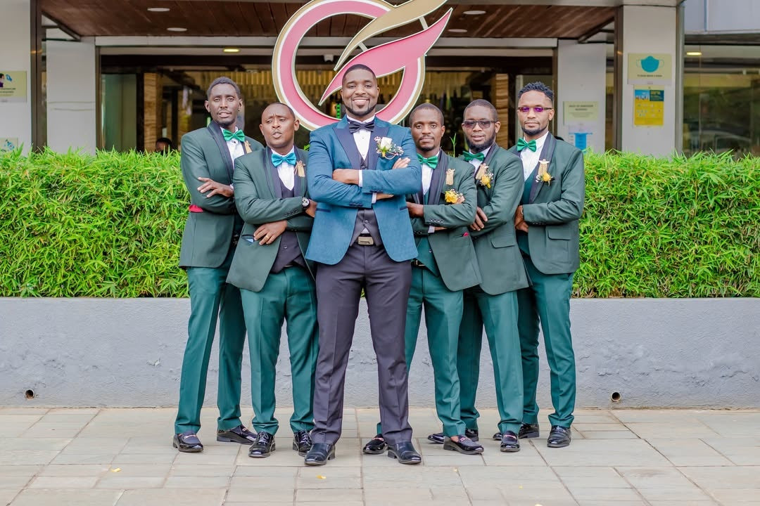 Chic Dark Green 3 Pieces Shawl Lapel Wedding Groomsmen Suits
