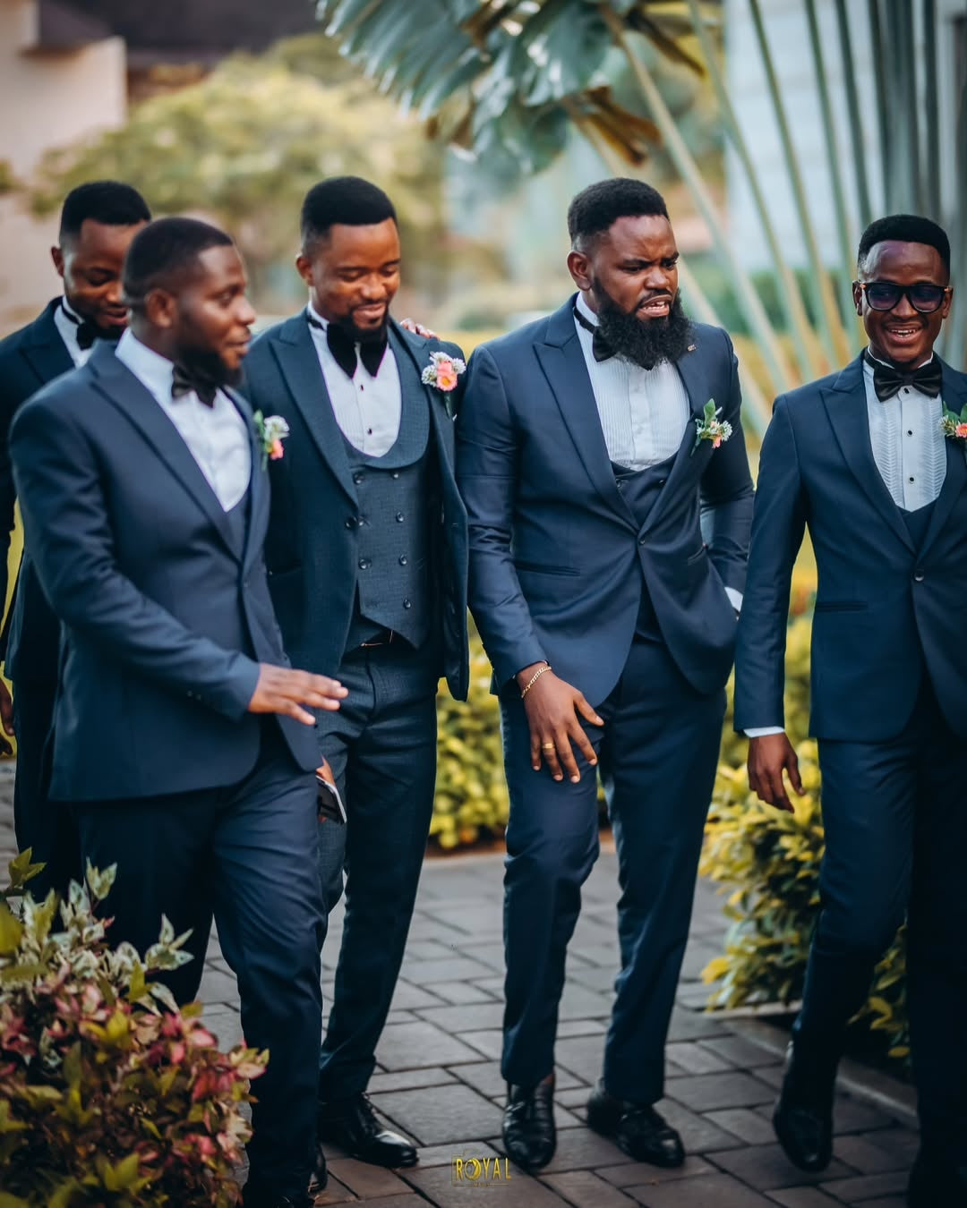 Dark Gray 3 Pieces Newest Peaked Lapel Wedding Groomsmen Suits