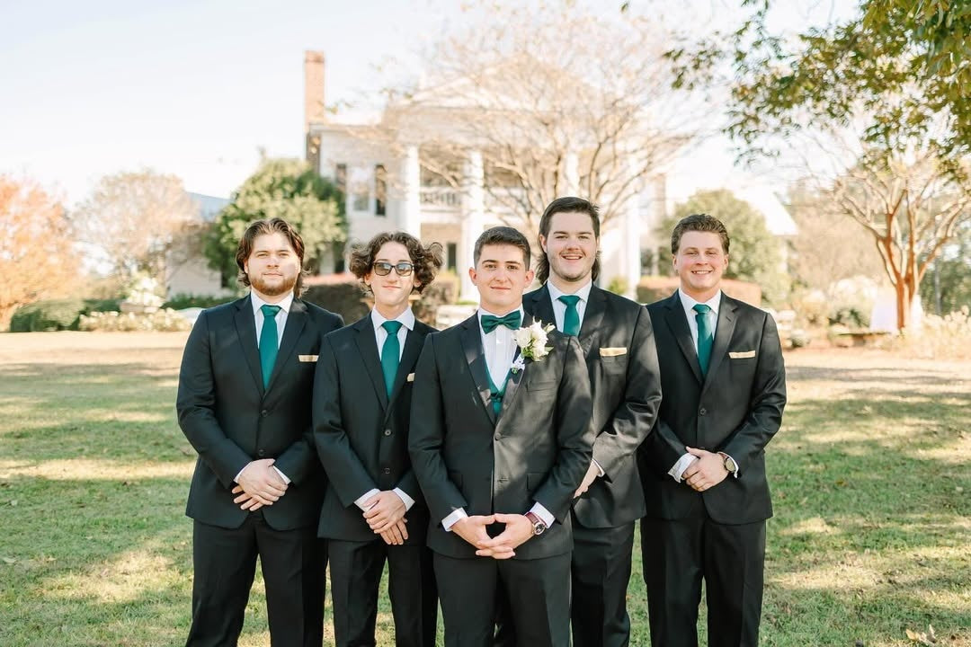 New Arrival Dark Green Notched Lapel Wedding Groomsmen Suits