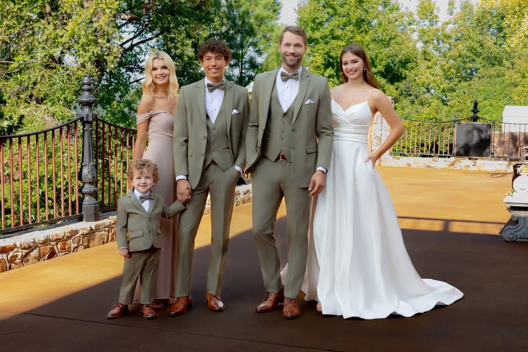 Newest Green Notched Lapel Close Fitting Wedding Groomsmen Suits
