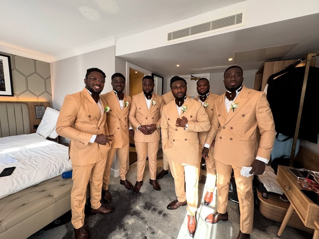 Trendy Light Tan yellow Peaked Lapel Wedding Groomsmen Suits
