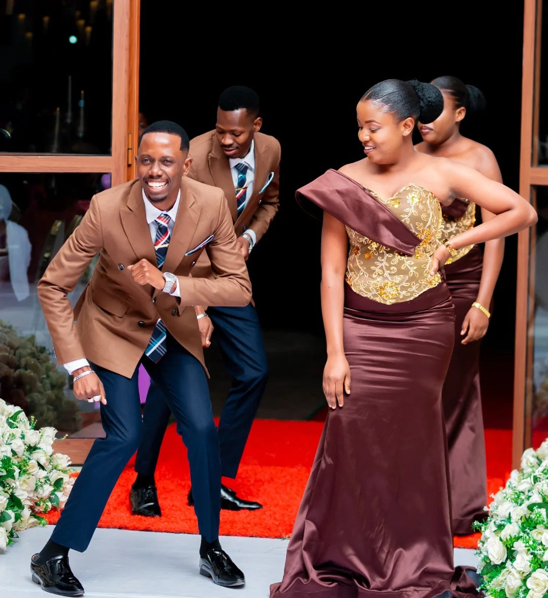 Classical Brown peaked Lapel Wedding Groomsmen Suits