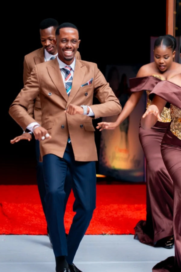Classical Brown peaked Lapel Wedding Groomsmen Suits