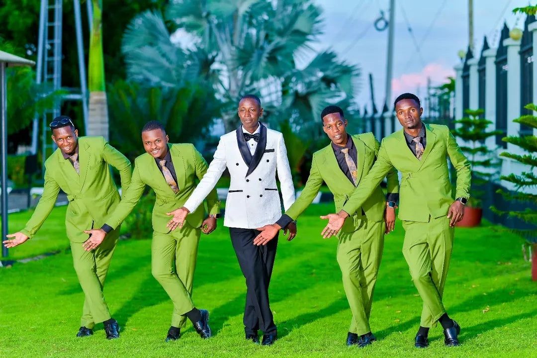 Modern Green Notched Lapel Wedding Groomsmen Suits With Belt