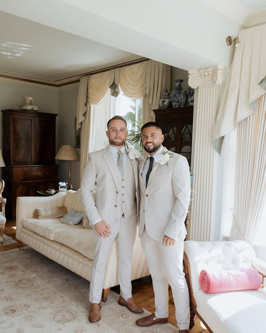 Chic Off-White Notched Lapel 3 Pieces Wedding Groomsmen Suits