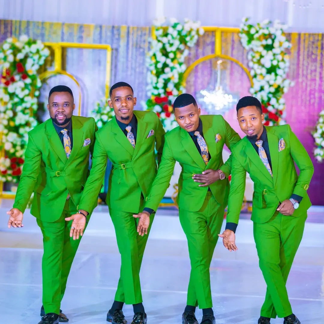 Bespoke Green Notched Lapel Wedding Groomsmen Suits With Belt