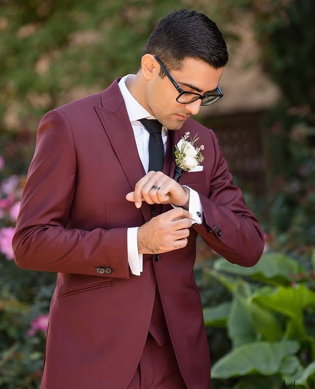 Handsome Burgundy Peaked Lapel Wedding Groomsmen Suits