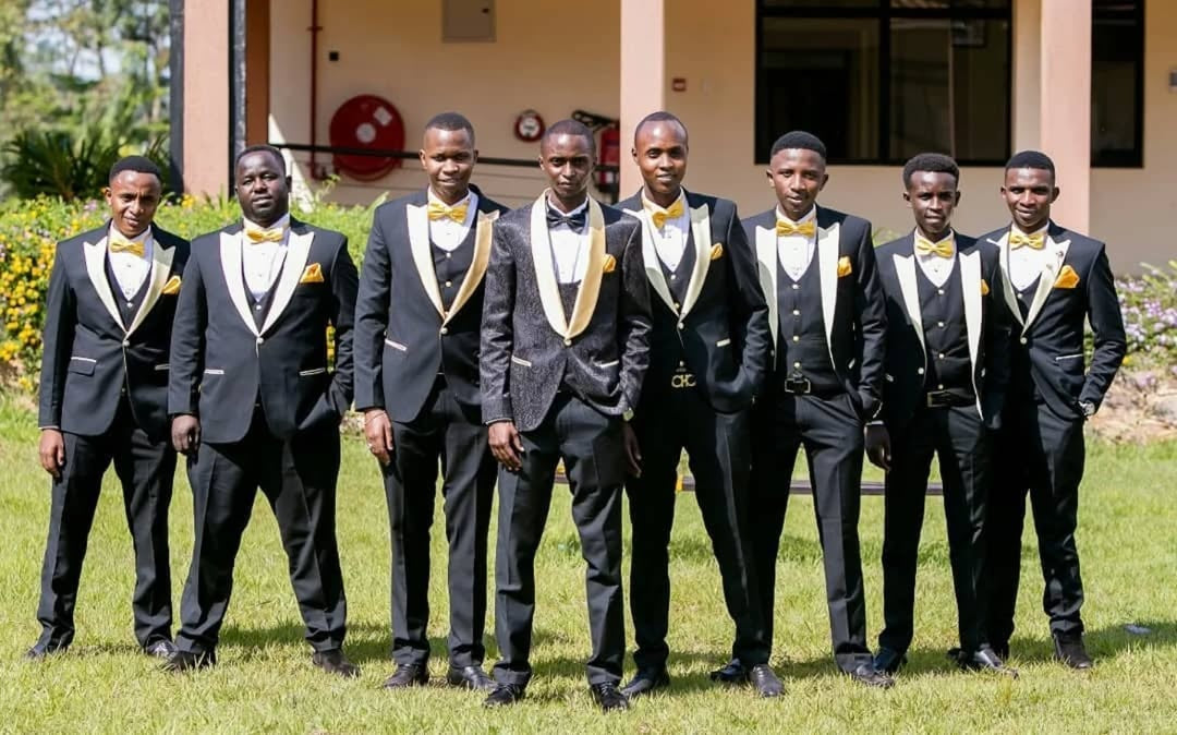 Fashion Black Peaked Lapel Wedding Groomsmen Suits