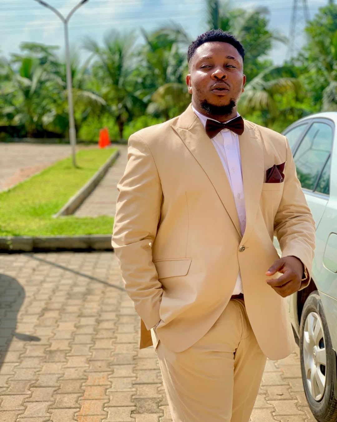 Chic Yellow Peaked Lapel Wedding Groomsmen Suits