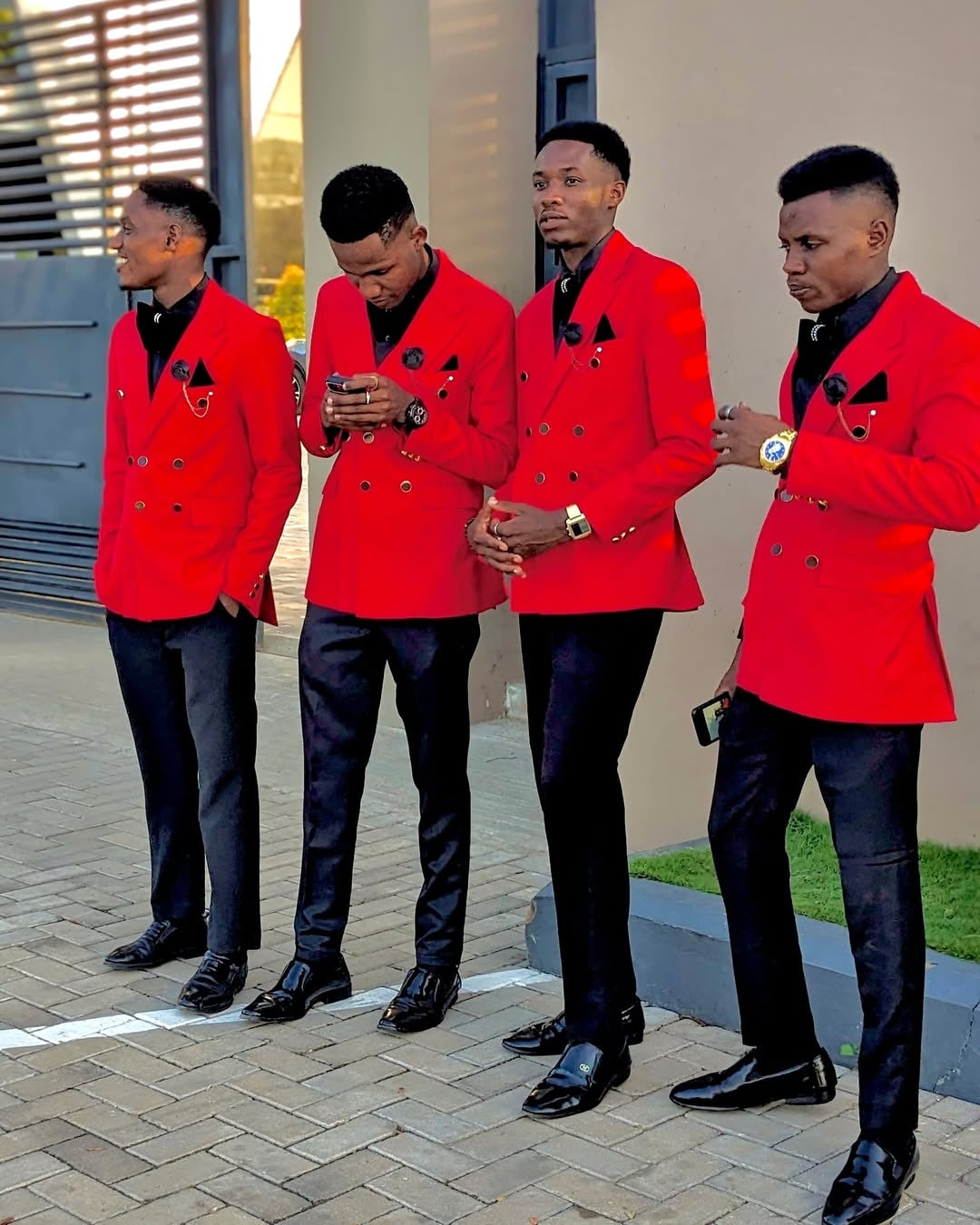 Glamorous Red Double Breasted Peaked Lapel Wedding Groomsmen Suits