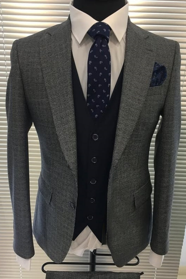 Chic Gray Plaid Peaked Lapel Business Men Suits With Black Waistcoat