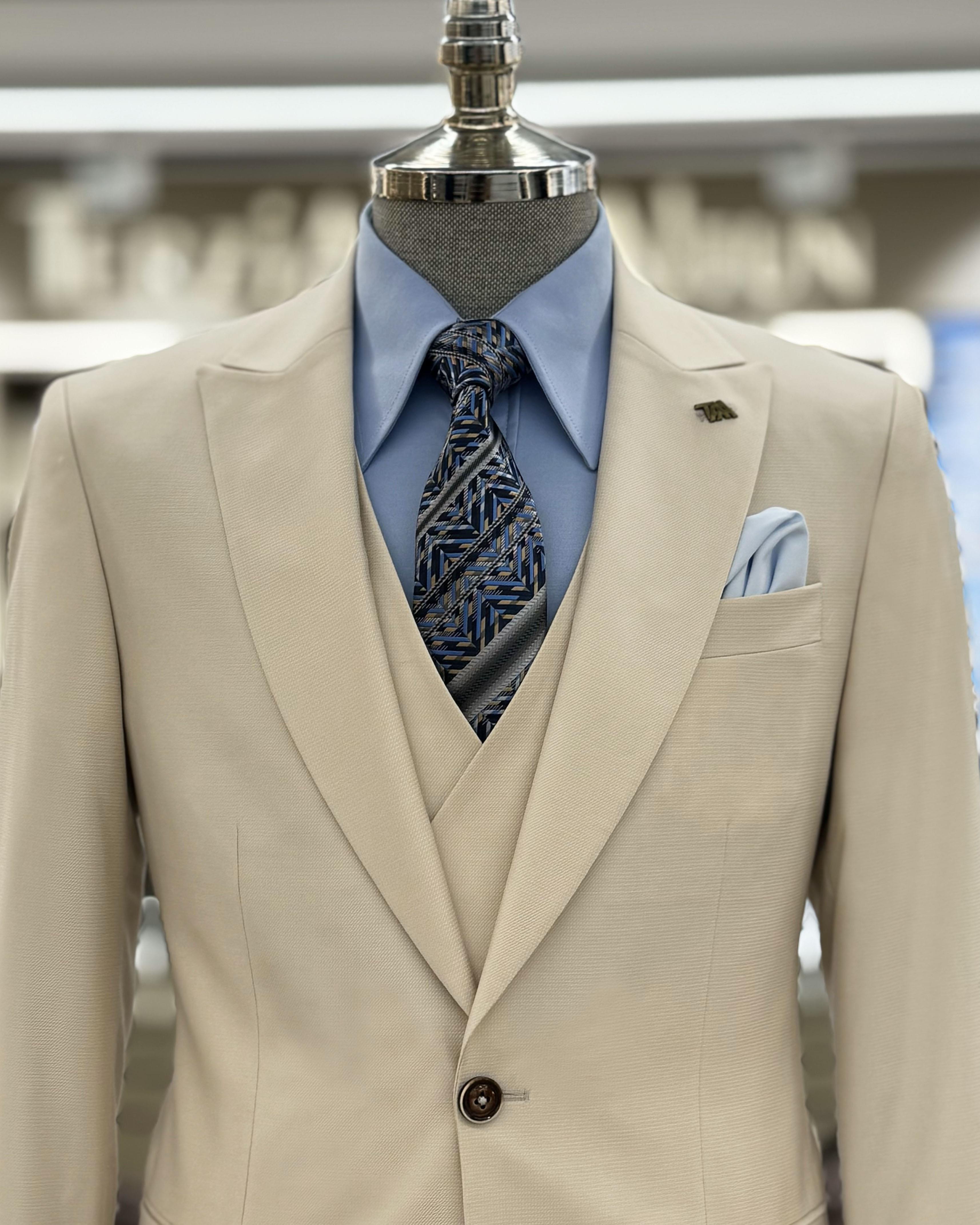 New Arrival Off-White Peaked Lapel Business Suits With Waistcoat