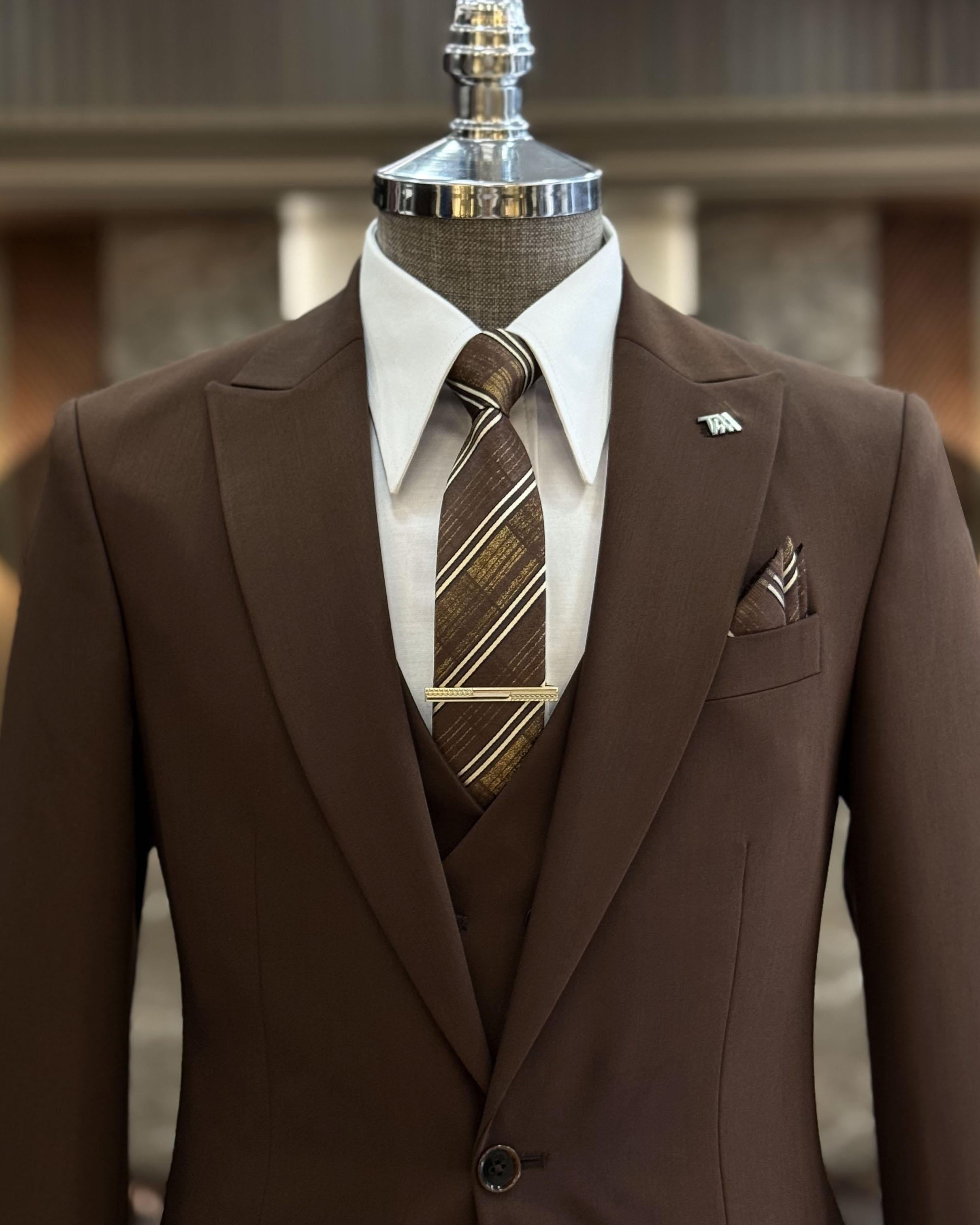 Trendy Chocolate Peaked Lapel 3 Pieces Business Suits With Waistcoat