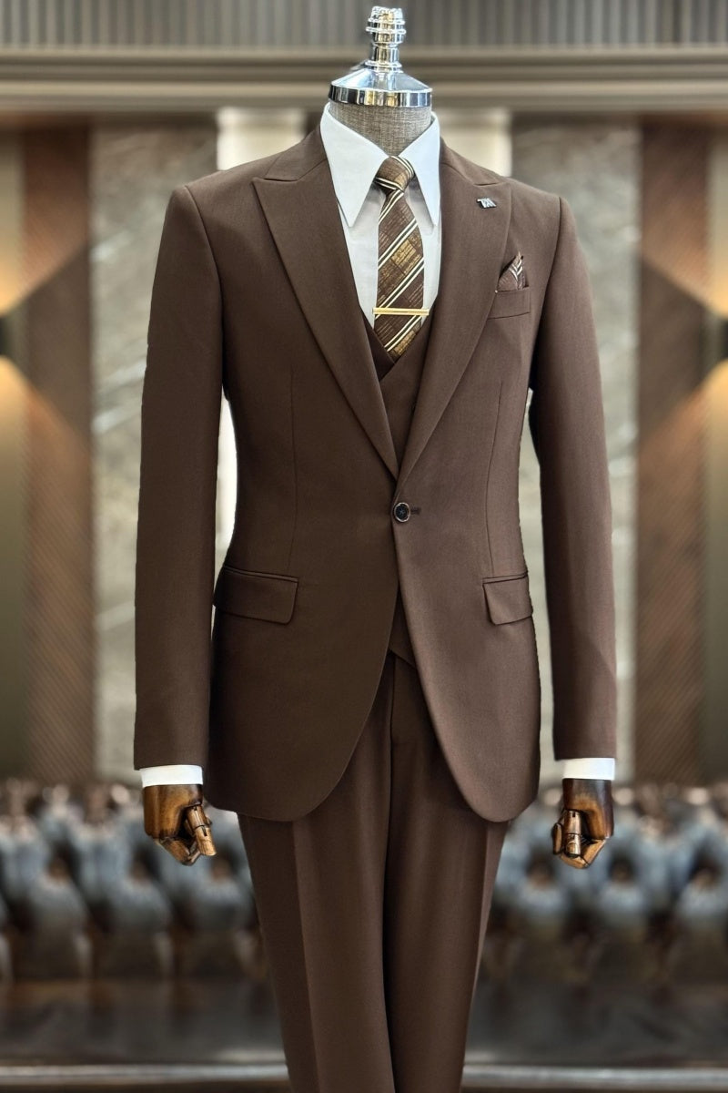 Trendy Chocolate Peaked Lapel 3 Pieces Business Suits With Waistcoat