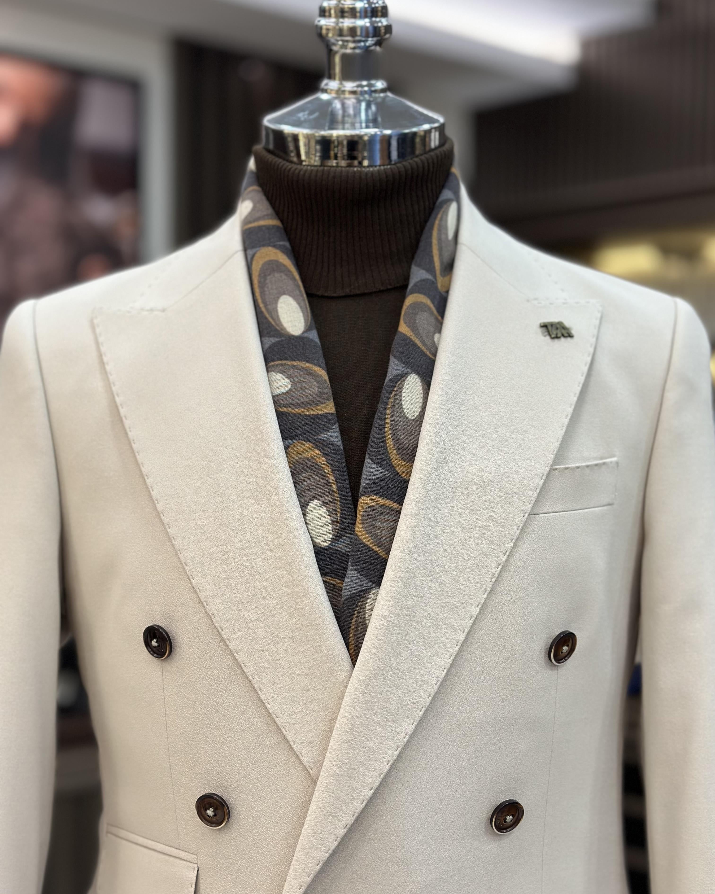 New Arrival Off-white Peaked Lapel Double Breasted Business Suits