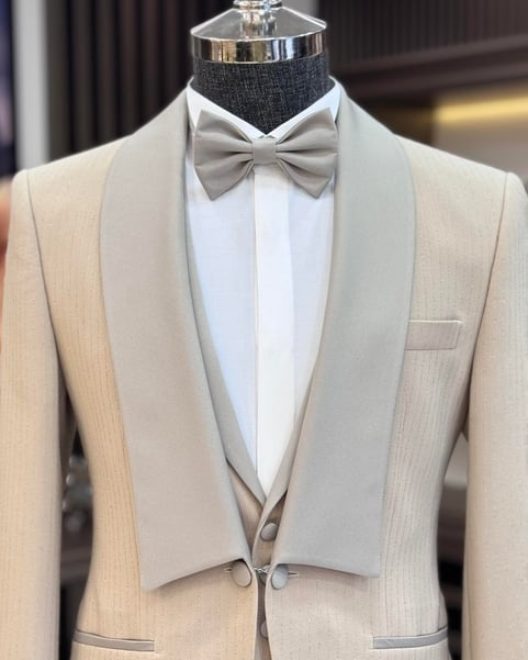 Stylish Beige Shawl Lapel Wedding Suits With Waistcoat