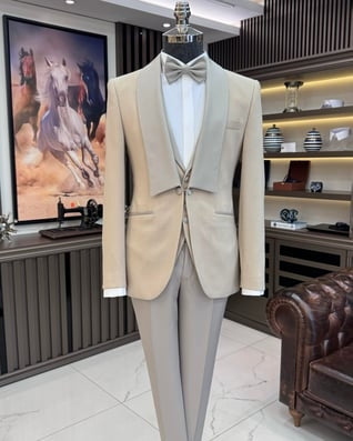 Stylish Beige Shawl Lapel Wedding Suits With Waistcoat