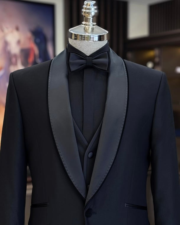 Stylish Black Shawl Lapel Wedding Suits With Waistcoat